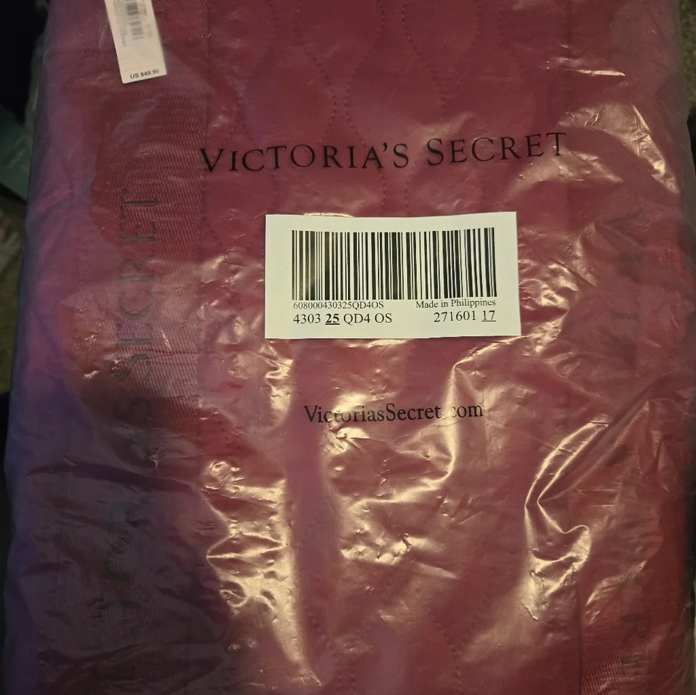 Victoria’s Secret NEW Limited Edition 2025 Red Hearts Quilted Puffer Tote